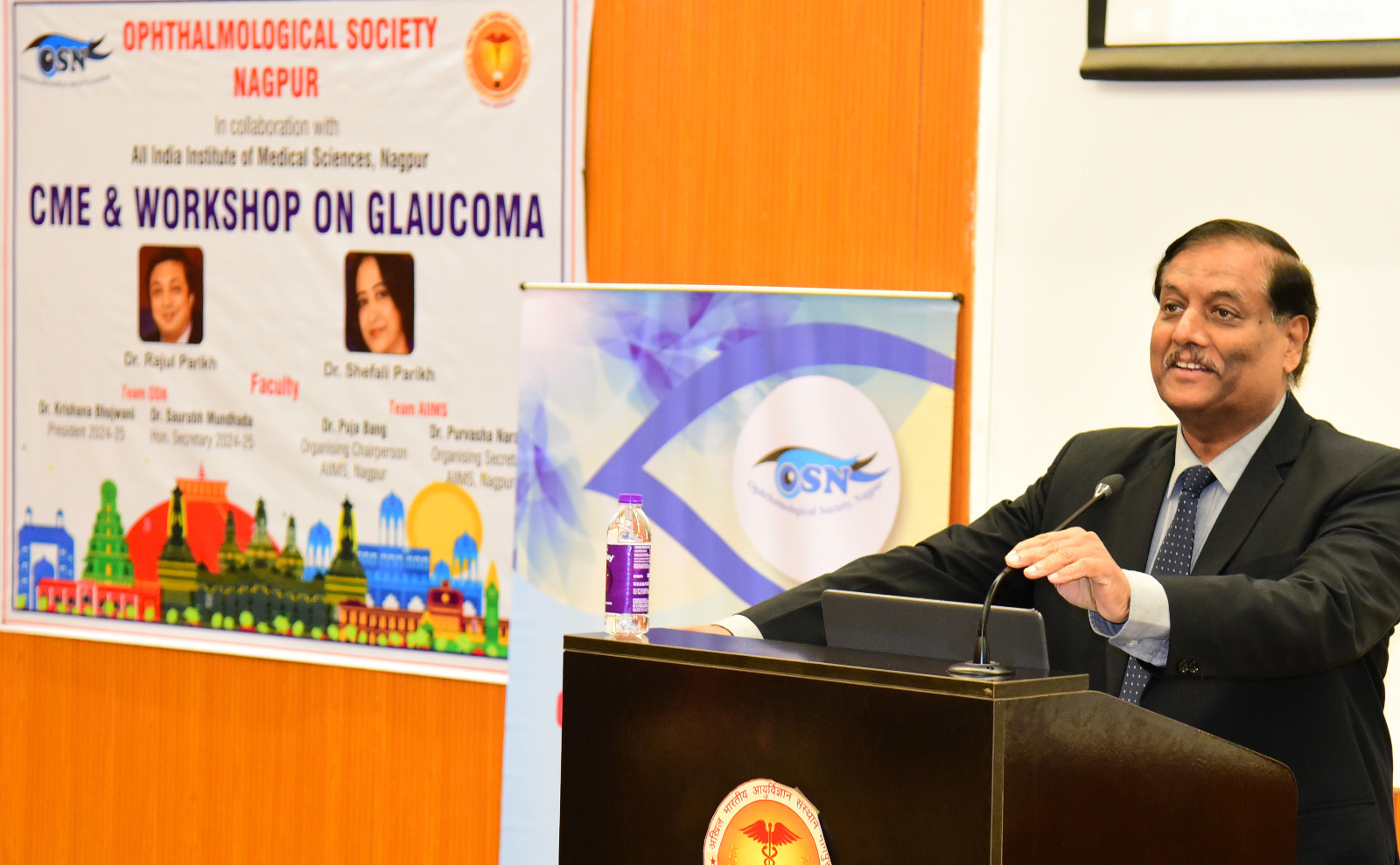 The speaker being facilates by Honourable Executive Director Dr. Hanumantha Rao at AIIMS Nagpur