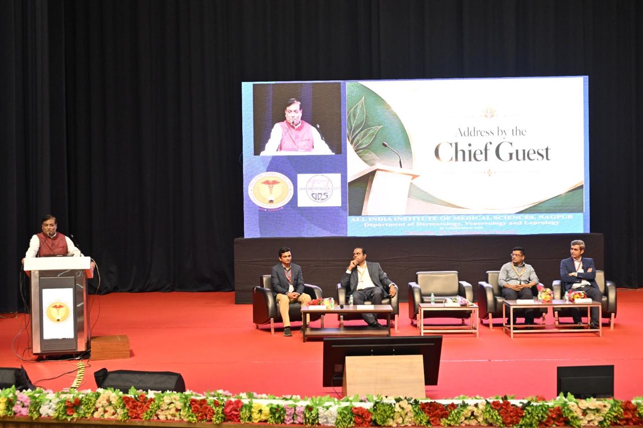 The speaker being facilates by Honourable Executive Director Dr. Hanumantha Rao at AIIMS Nagpur