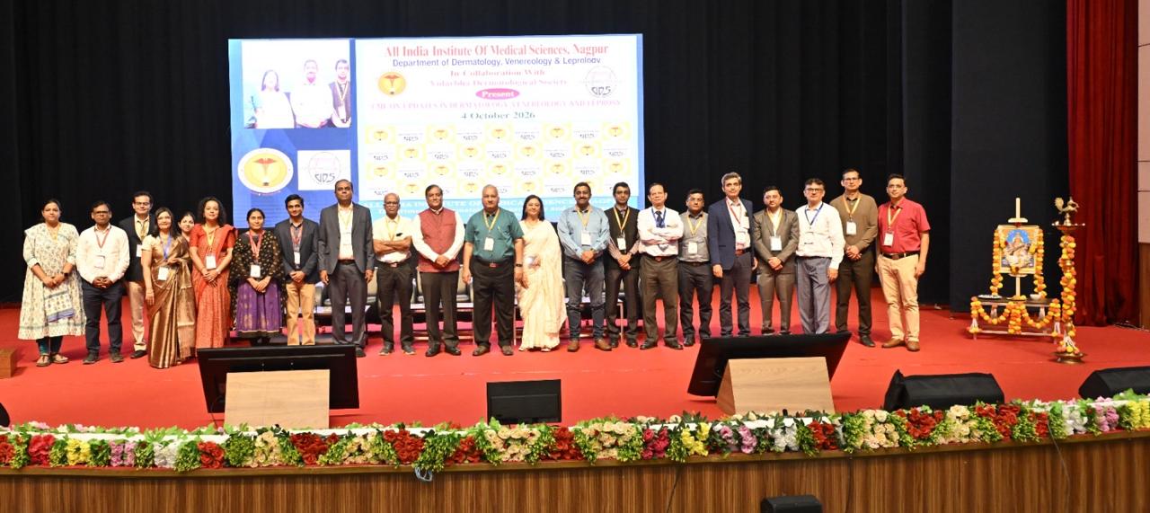 The speaker being facilates by Honourable Executive Director Dr. Hanumantha Rao at AIIMS Nagpur