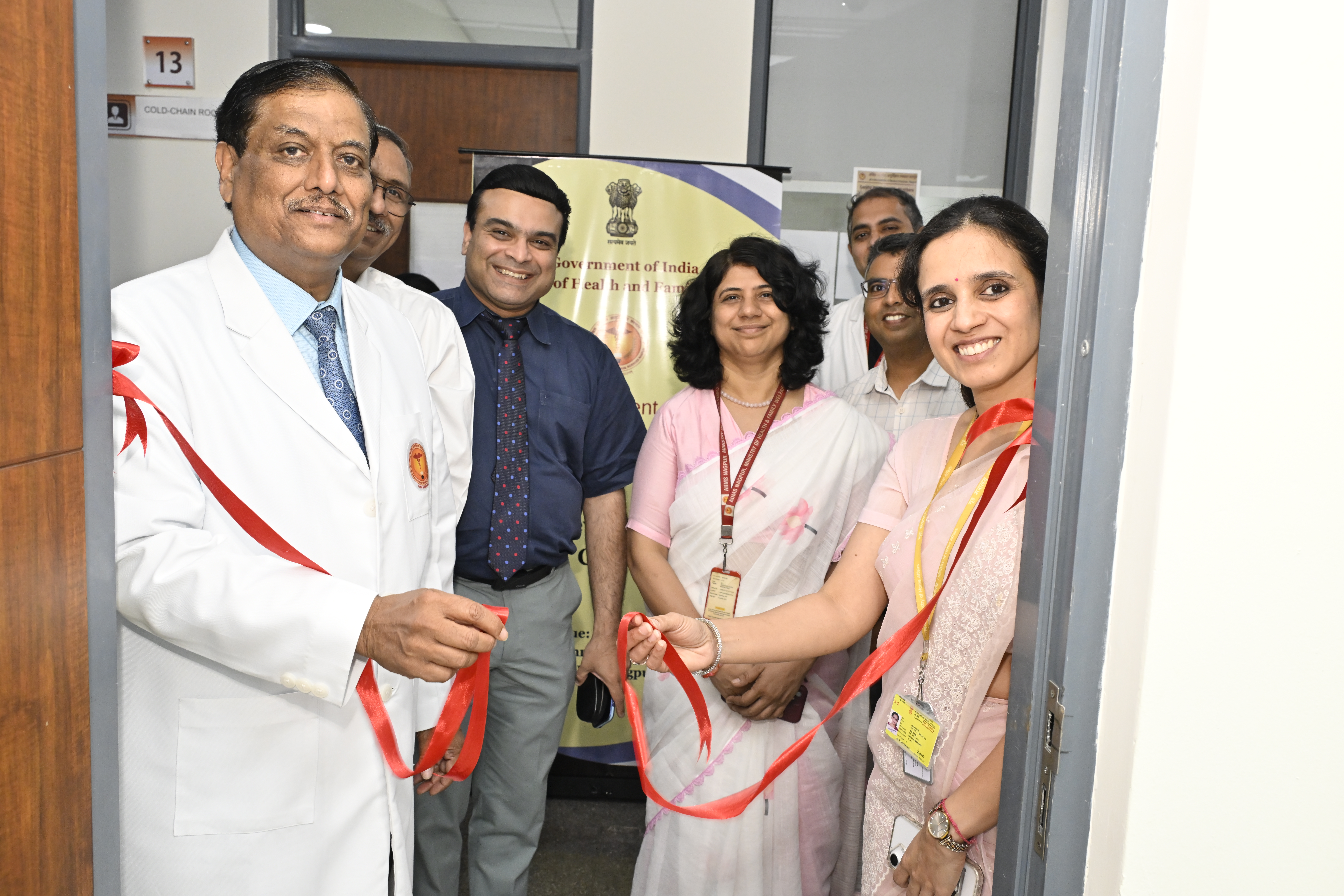 The speaker being facilates by Honourable Executive Director Dr. Hanumantha Rao at AIIMS Nagpur