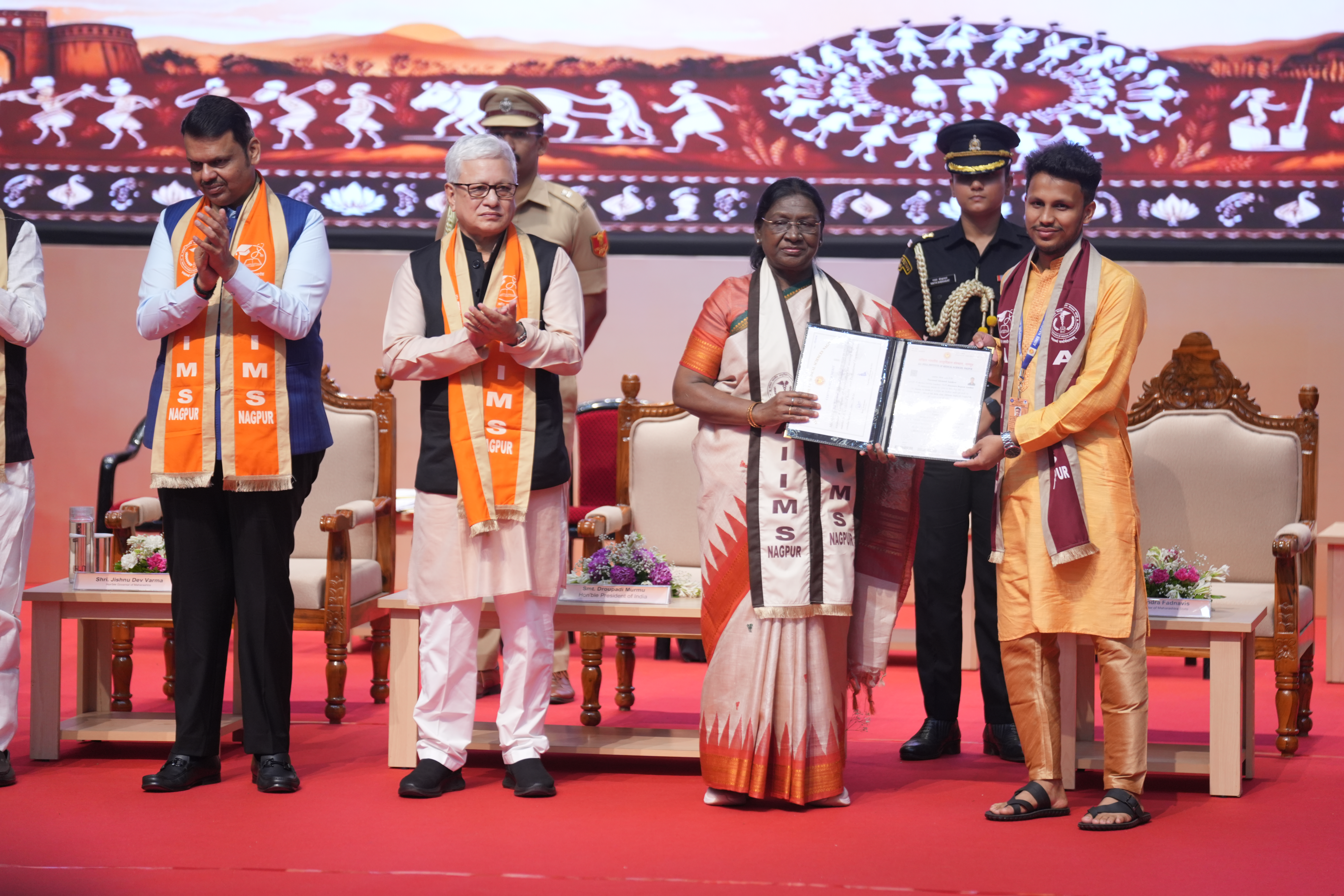The speaker being facilates by Honourable Executive Director Dr. Hanumantha Rao at AIIMS Nagpur