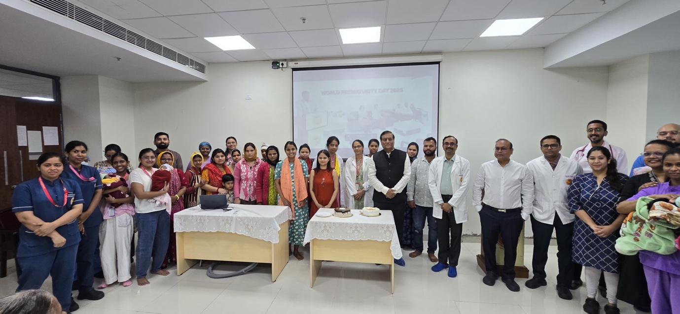 The speaker being facilates by Honourable Executive Director Dr. Hanumantha Rao at AIIMS Nagpur