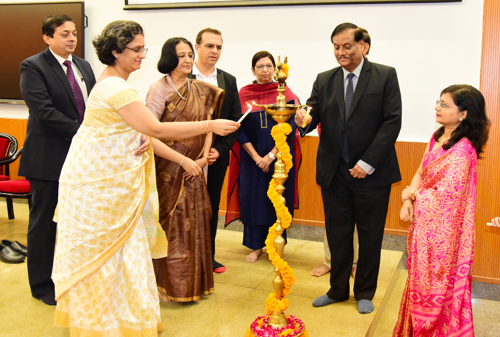 The speaker being facilates by Honourable Executive Director Dr. Hanumantha Rao at AIIMS Nagpur