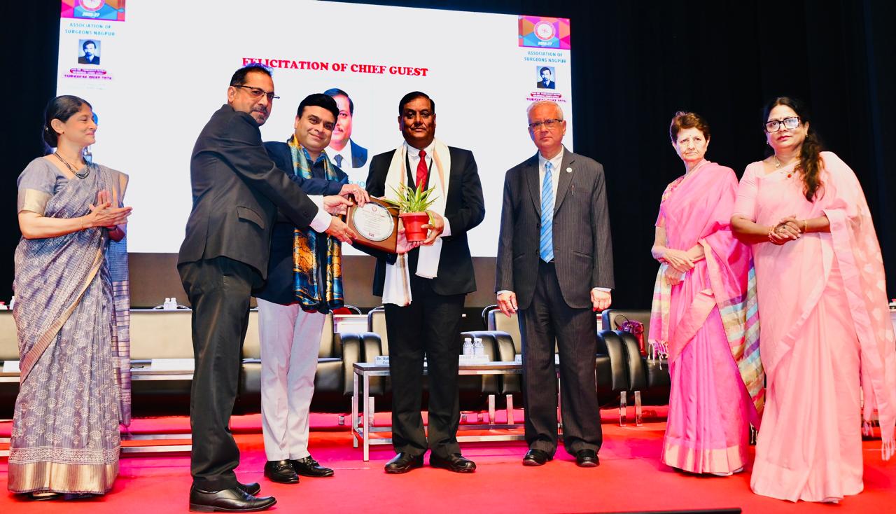 The speaker being facilates by Honourable Executive Director Dr. Hanumantha Rao at AIIMS Nagpur