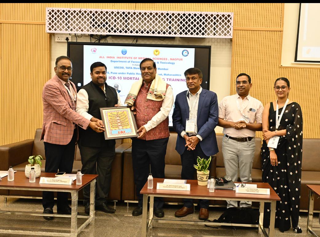 The speaker being facilates by Honourable Executive Director Dr. Hanumantha Rao at AIIMS Nagpur