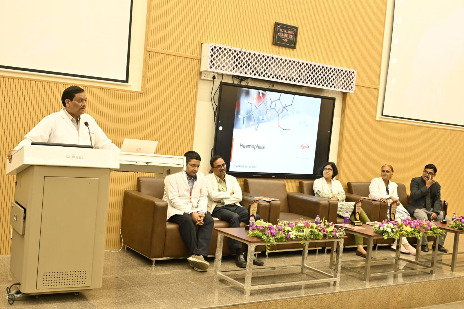 The speaker being facilates by Honourable Executive Director Dr. Hanumantha Rao at AIIMS Nagpur