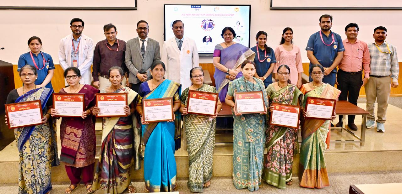 The speaker being facilates by Honourable Executive Director Dr. Hanumantha Rao at AIIMS Nagpur