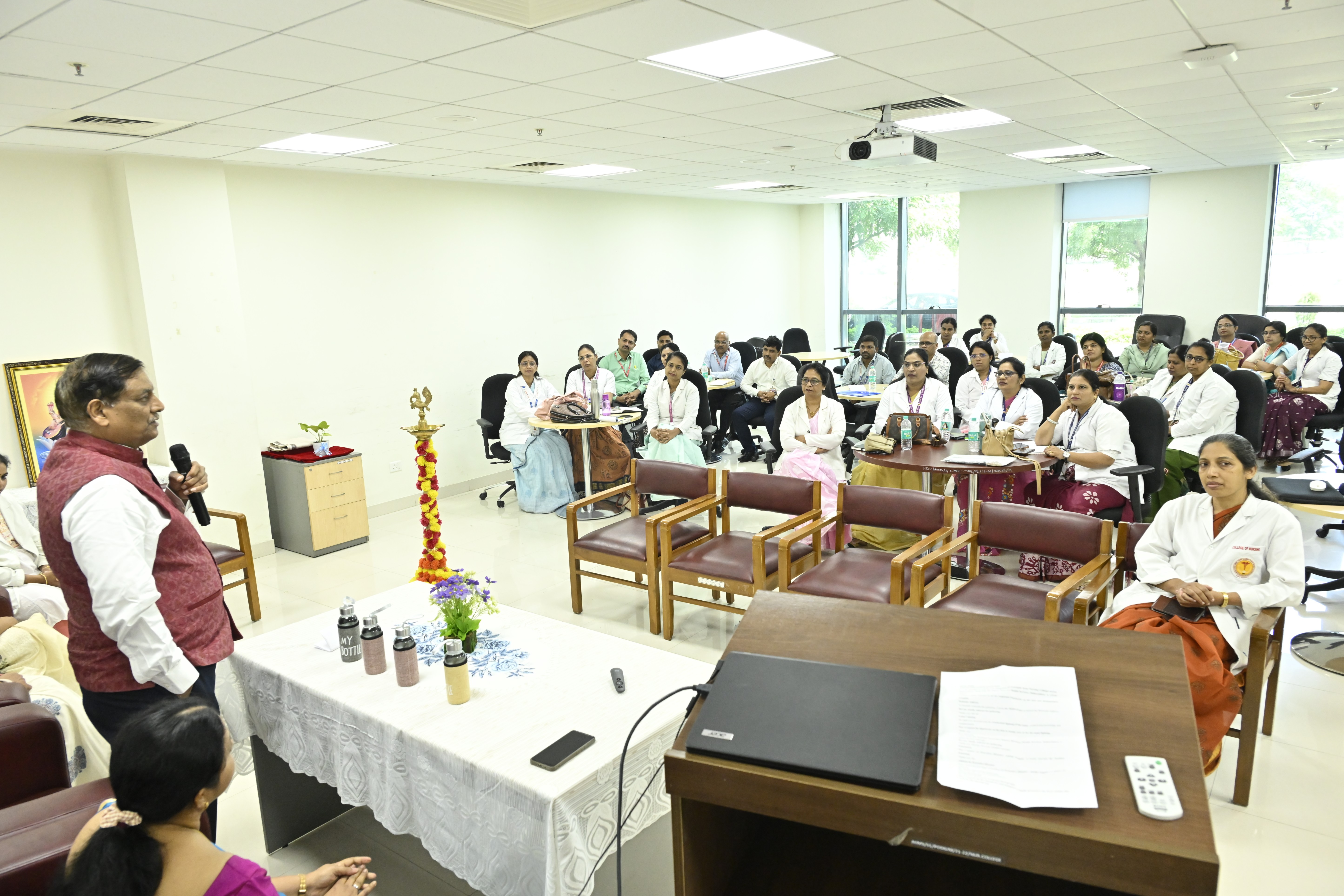 The speaker being facilates by Honourable Executive Director Dr. Hanumantha Rao at AIIMS Nagpur