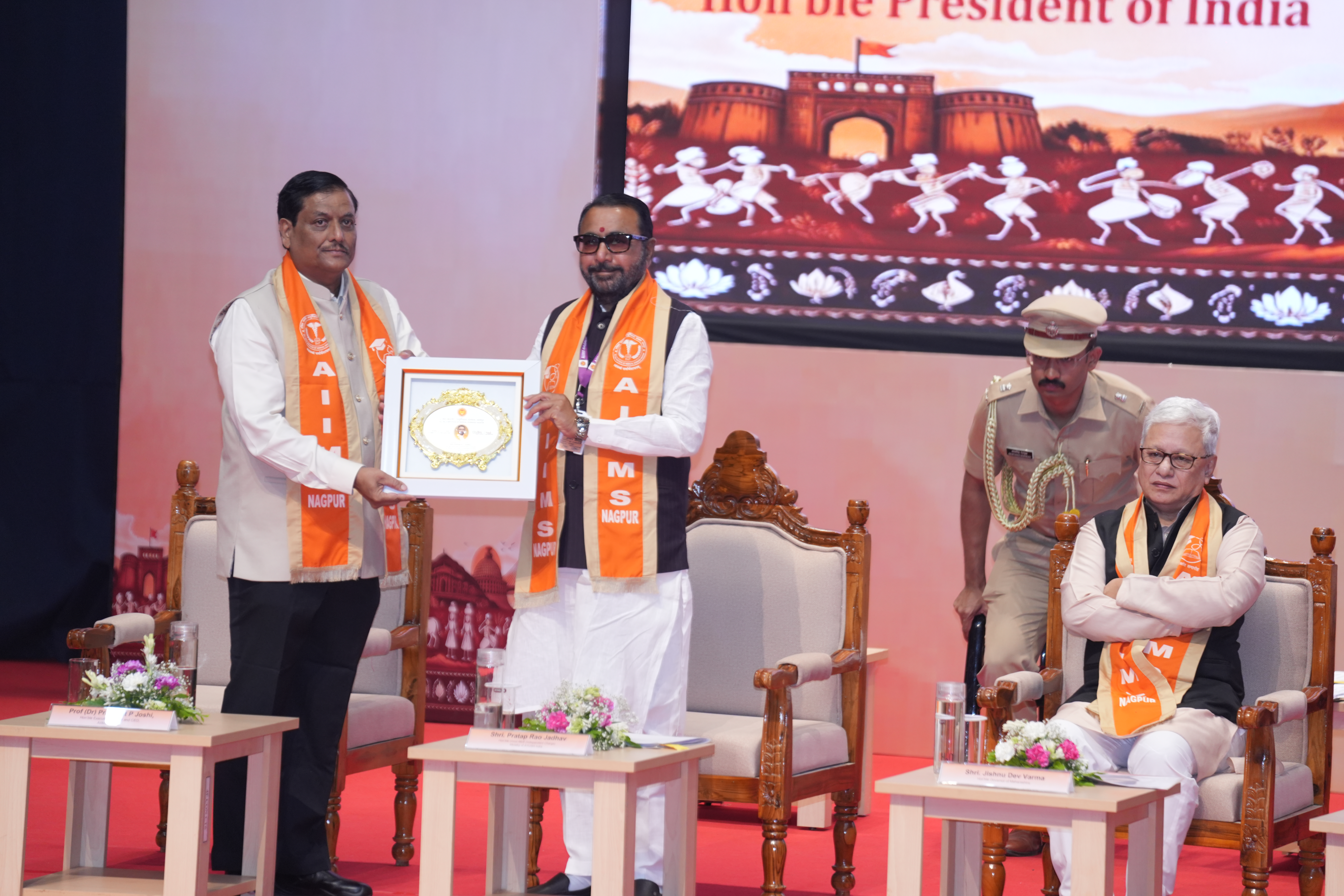 The speaker being facilates by Honourable Executive Director Dr. Hanumantha Rao at AIIMS Nagpur