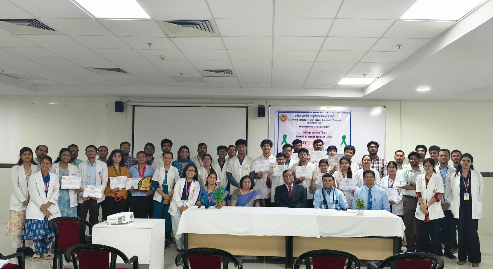The speaker being facilates by Honourable Executive Director Dr. Hanumantha Rao at AIIMS Nagpur