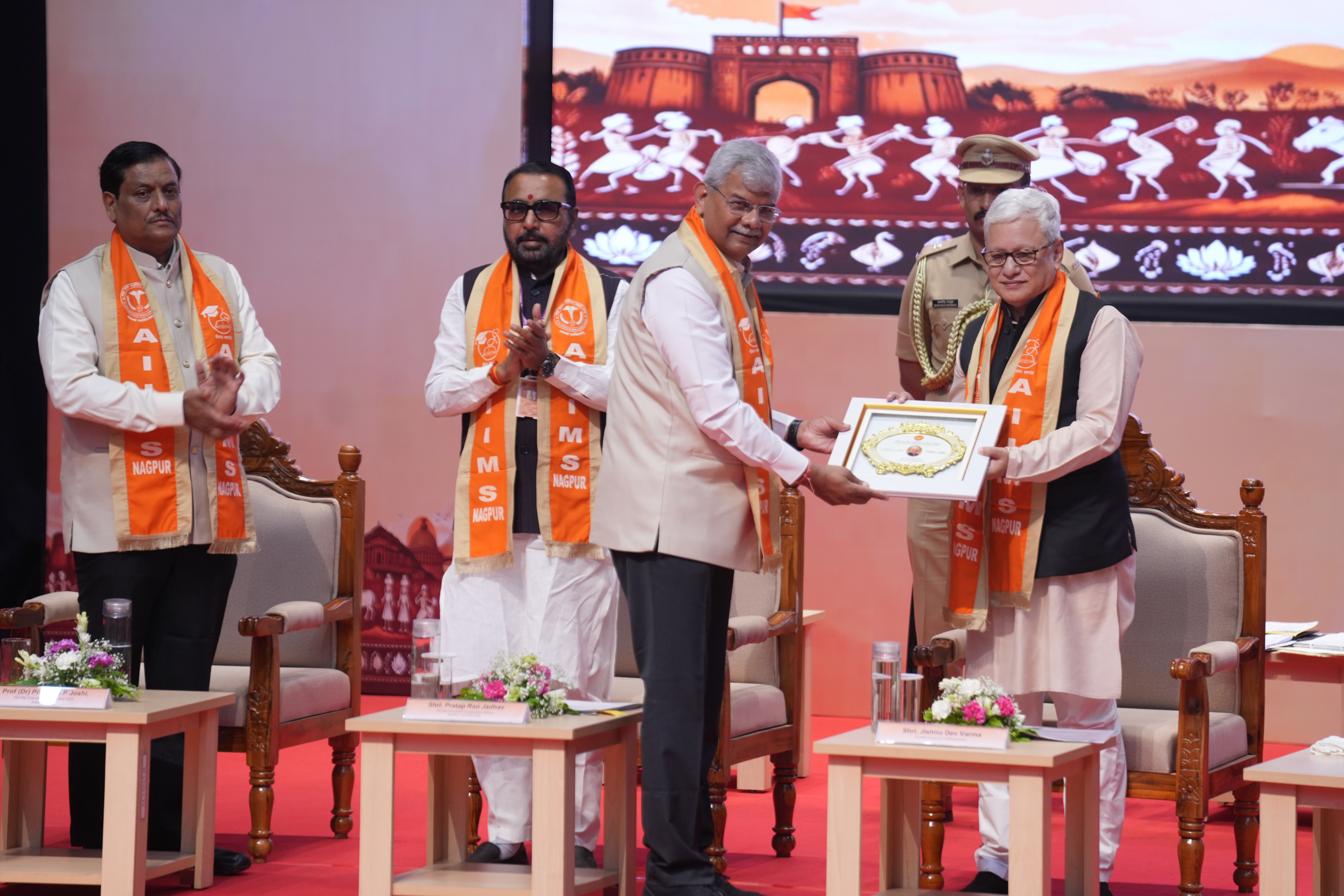 The speaker being facilates by Honourable Executive Director Dr. Hanumantha Rao at AIIMS Nagpur