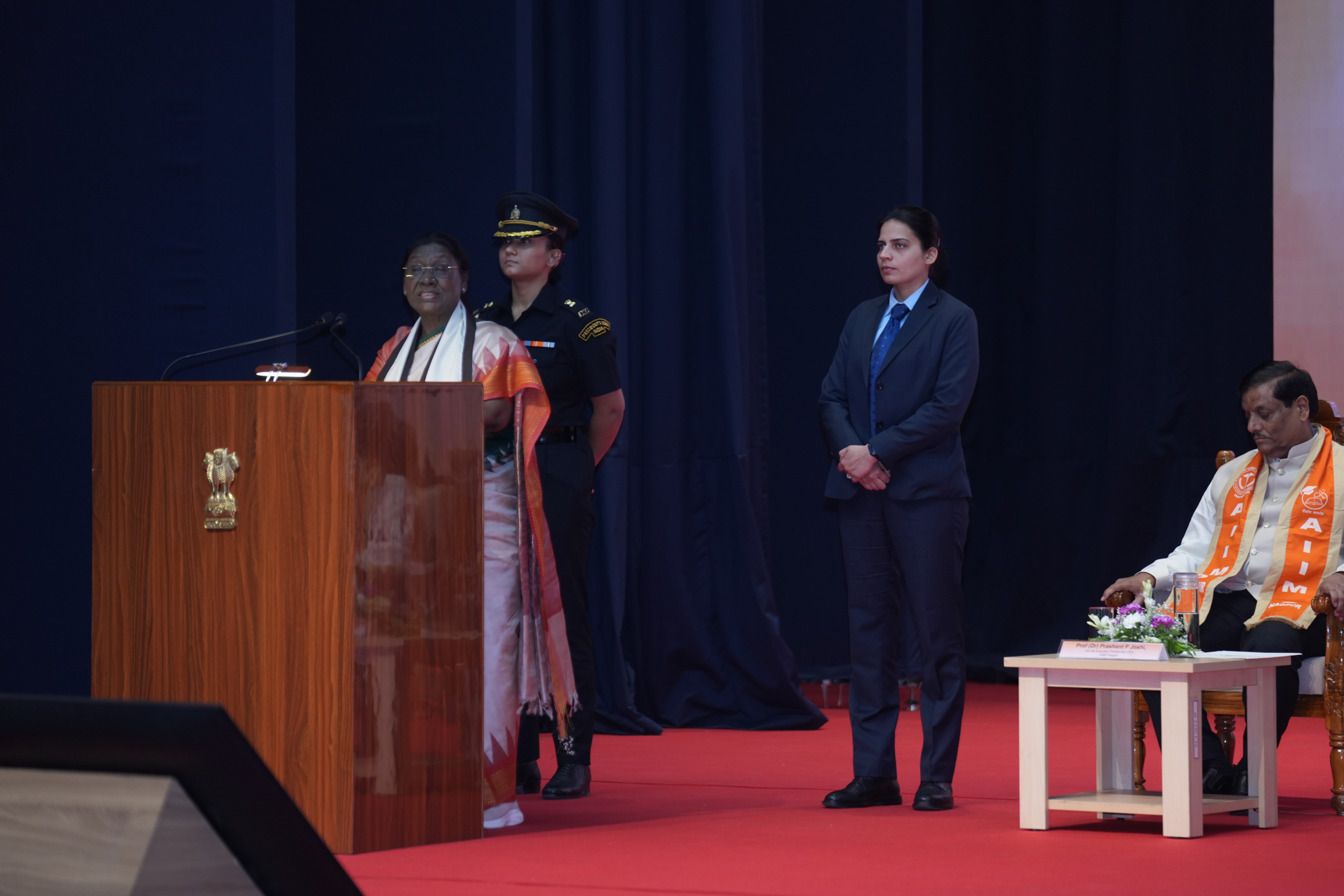 The speaker being facilates by Honourable Executive Director Dr. Hanumantha Rao at AIIMS Nagpur